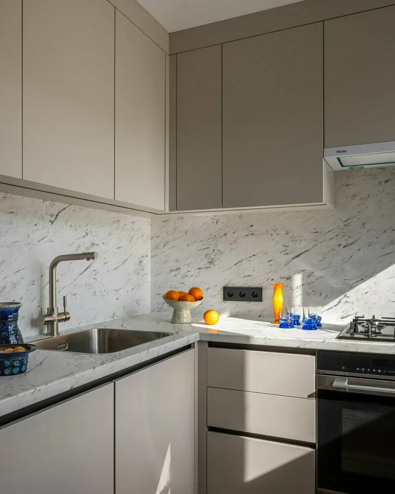 Foto: en estilo , Cocina y comedor, Estilo de habitación, Estilo de diseño interior, Consejos, cocina pequeña, cómo decorar el interior de una cocina, interior de cocina, apartamento pequeño, diseño en un apartamento pequeño, Cómo hacer que un apartamento pequeño parezca más grande visualmente, tendencia de cocina 2025, cocina en un apartamento estándar, Cómo elevar los techos visualmente sin reforma, aumento visual del apartamento, cómo aumentar visualmente la cocina – foto en nuestro sitio web