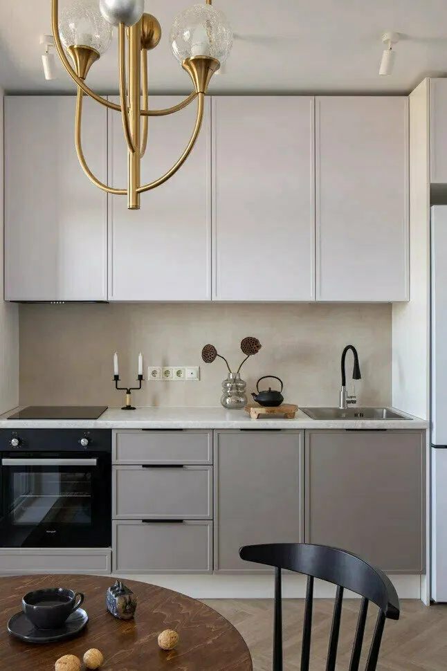 Foto: en estilo , Cocina y comedor, Estilo de habitación, Estilo de diseño interior, Consejos, cocina pequeña, cómo decorar el interior de una cocina, interior de cocina, apartamento pequeño, diseño en un apartamento pequeño, Cómo hacer que un apartamento pequeño parezca más grande visualmente, tendencia de cocina 2025, cocina en un apartamento estándar, Cómo elevar los techos visualmente sin reforma, aumento visual del apartamento, cómo aumentar visualmente la cocina – foto en nuestro sitio web