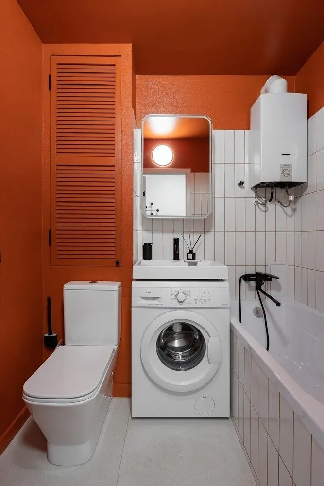 Con el fin de ahorrar espacio y mantener la sensación general de volumen del cuarto, se optó por no instalar un inodoro colgado y se eligió una modelo compacto de estilo freestanding. Se ajusta a la pared ocultando todas las conexiones.