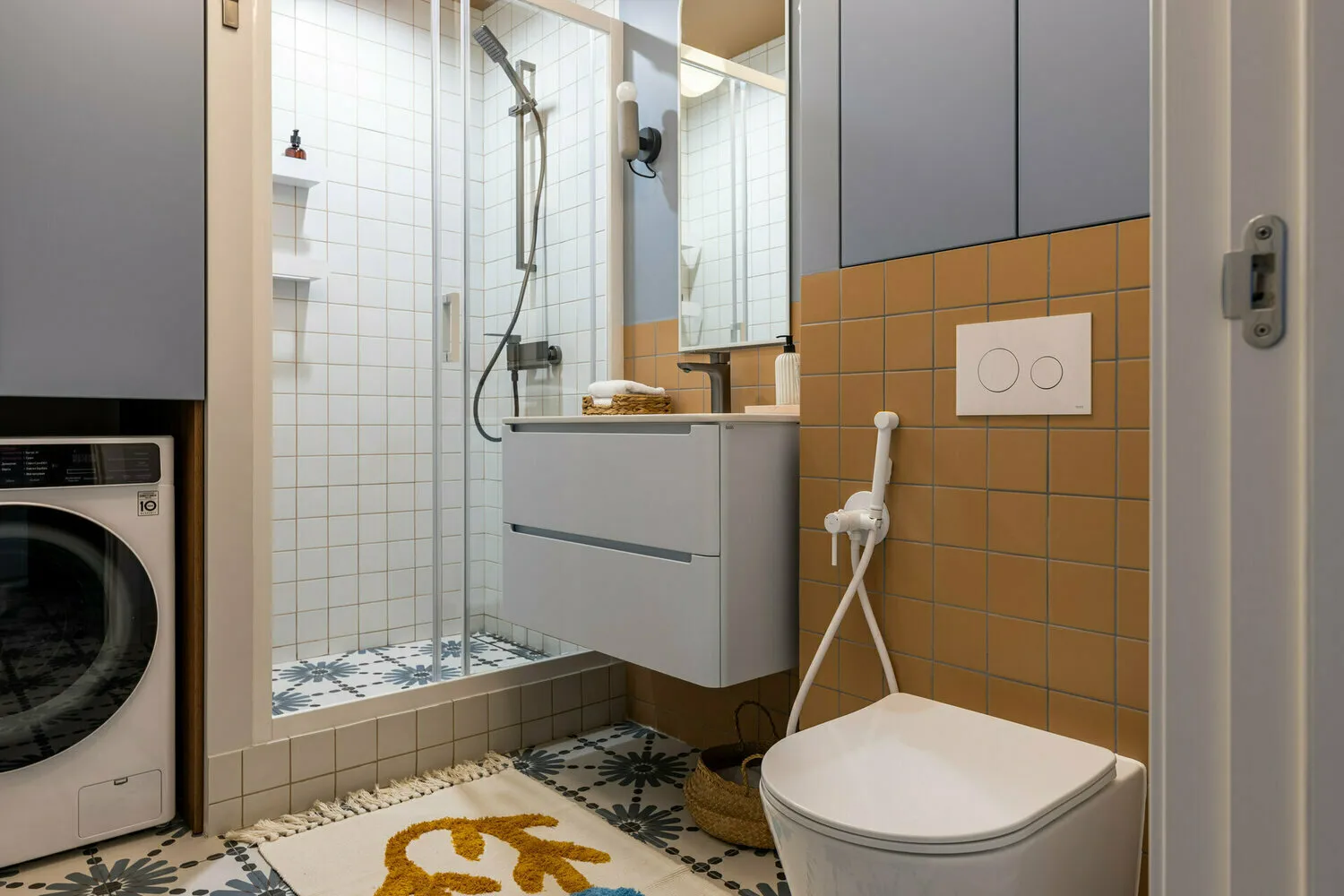 Foto: estilo , Baño, Diseño de interiores, Consejos, Interiores de baño, Diseño de baño, Decoración de baño pequeño, Baño pequeño, Interiores de baño pequeño, Cómo decorar un baño pequeño, Cómo hacer que un baño sea cómodo, Baño práctico, Cómo hacer que un baño sea acogedor, Decoración de baño, Baño estándar, Interiores de baño, Ideas para baño, Baño pequeño, Organización del espacio en baño, Reforma de baño – fotos en nuestro sitio web