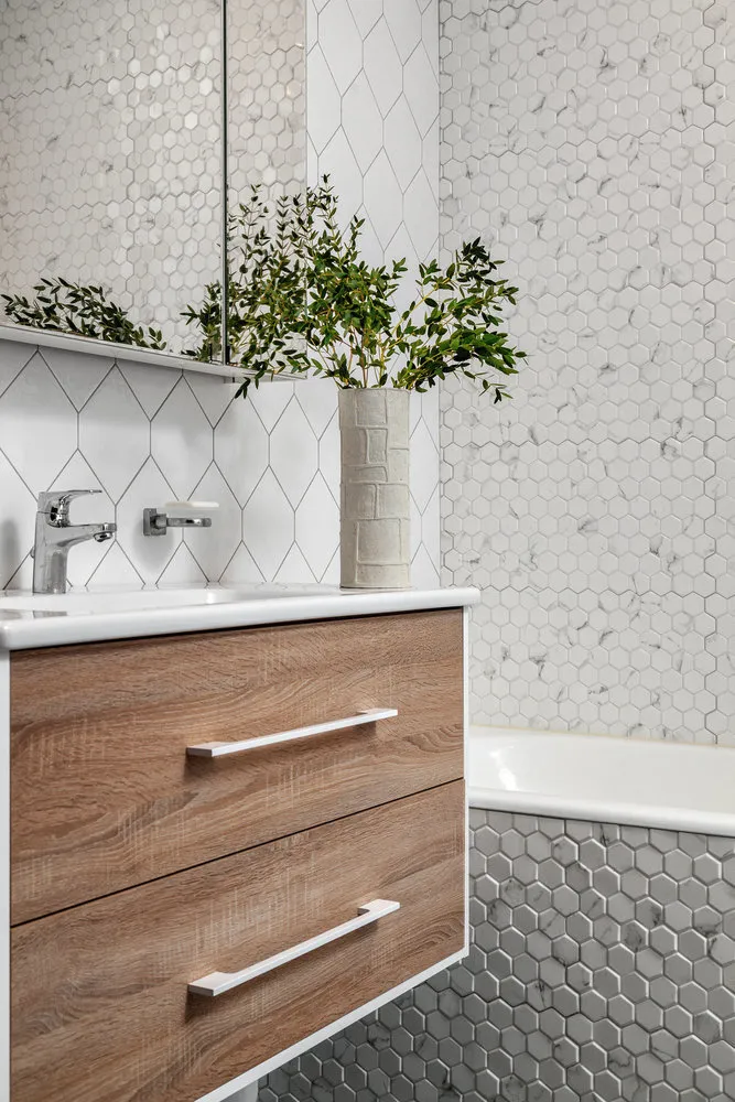 Foto: Dusche im modernen Stil, Tipps, Leitfaden, Wandverkleidung in der Dusche, interessante Fliesen in der Dusche, Fliesen in der Dusche – Fotos auf unserer Website