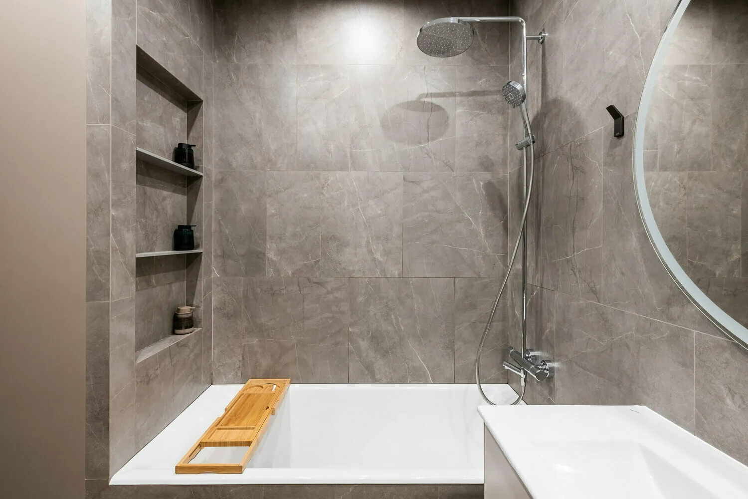 Foto: baño, consejos, baño en estilo escandinavo, diseño de baño, baño pequeño, organización del espacio en el baño, artículo de audio – foto en nuestro sitio web