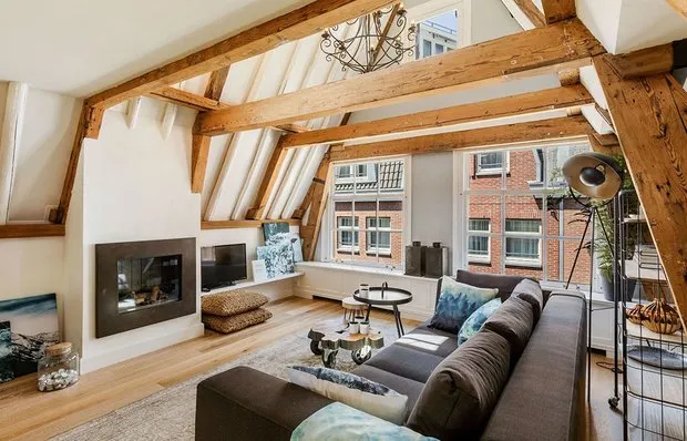 17世纪房屋中的顶层公寓带阁楼和露台