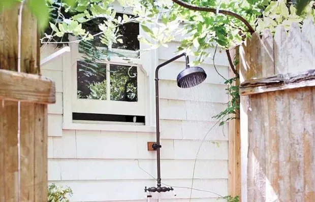 如何在别墅地盘上设置夏日淋浴：5个创意