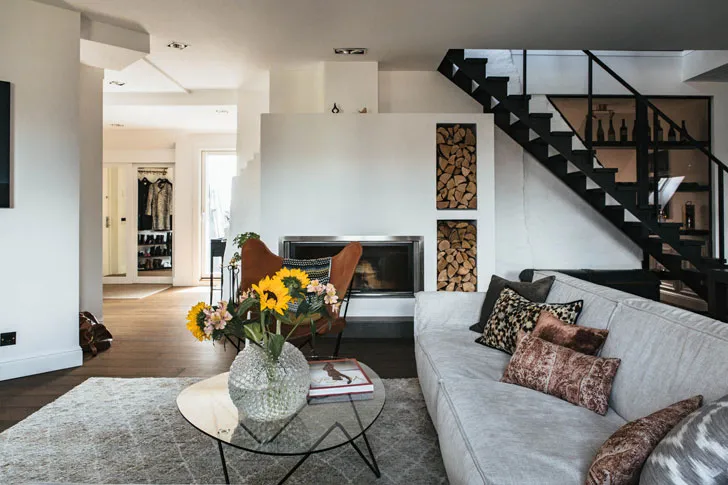 Шведський квартира з чорно-білим дизайном на останньому поверсі - Gallery image 1