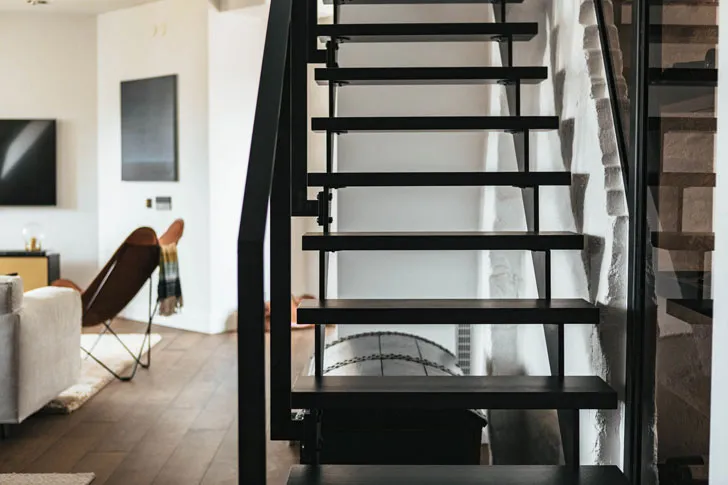 Шведський квартира з чорно-білим дизайном на останньому поверсі - Gallery image 11