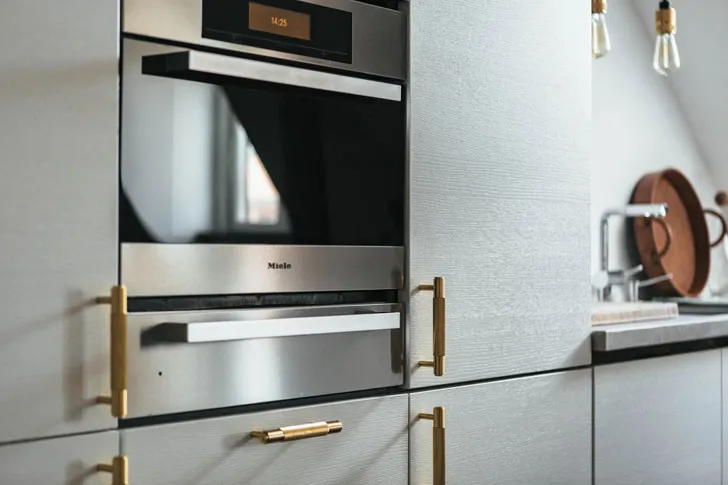 Шведський квартира з чорно-білим дизайном на останньому поверсі - Gallery image 7