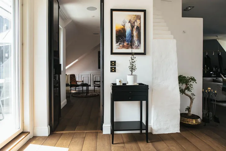 Шведський квартира з чорно-білим дизайном на останньому поверсі - Gallery image 2