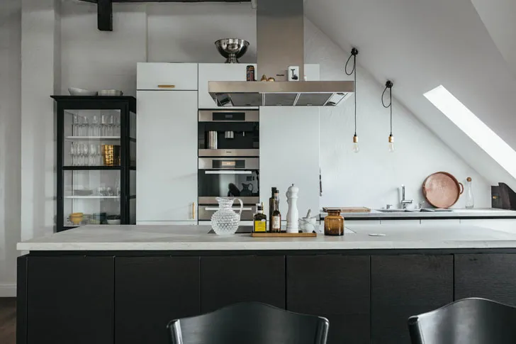 Шведський квартира з чорно-білим дизайном на останньому поверсі - Gallery image 6