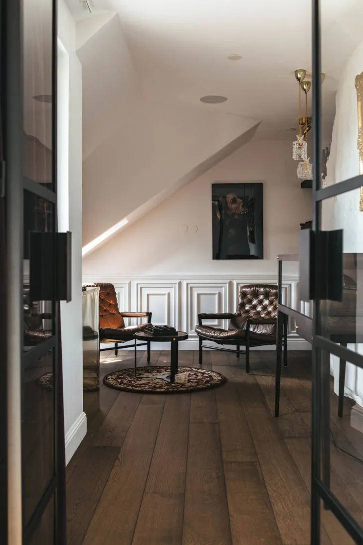 Шведський квартира з чорно-білим дизайном на останньому поверсі - Gallery image 3