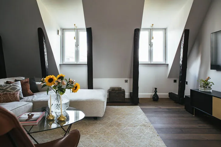 Шведський квартира з чорно-білим дизайном на останньому поверсі - Gallery image 5
