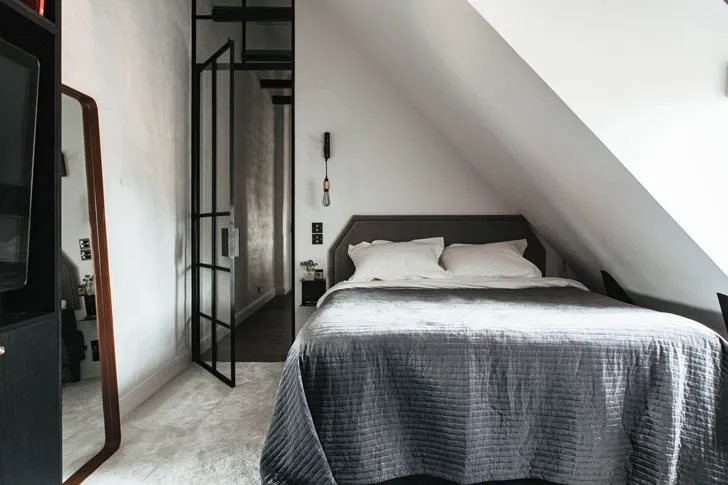 Шведський квартира з чорно-білим дизайном на останньому поверсі - Gallery image 15