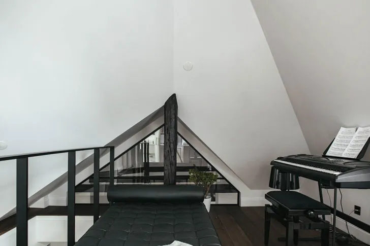 Шведський квартира з чорно-білим дизайном на останньому поверсі - Gallery image 12