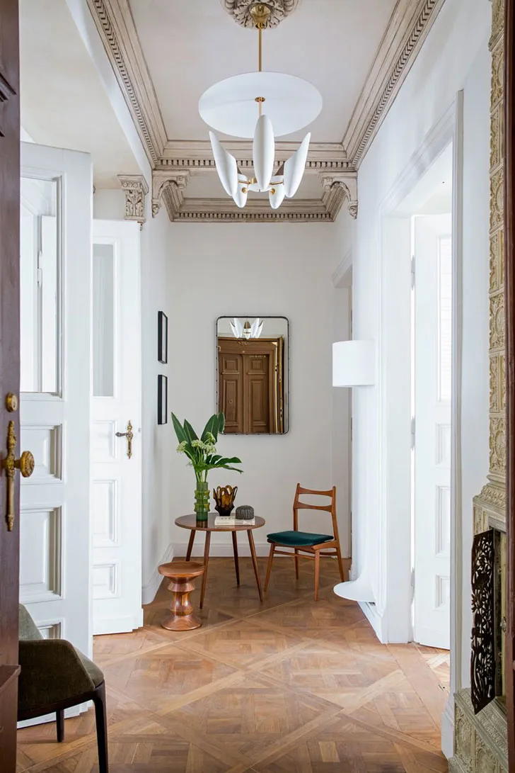 Реконструкція квартири в величезному історичному будинку у Варшаві - Gallery image 3