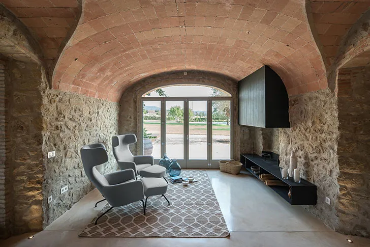 Сучасний інтер’єр у стародавньому будинку в Іспанії - Gallery image 4