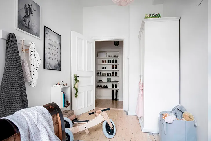 Світлий сучасний інтер'єр із рожевими акцентами - Gallery image 23