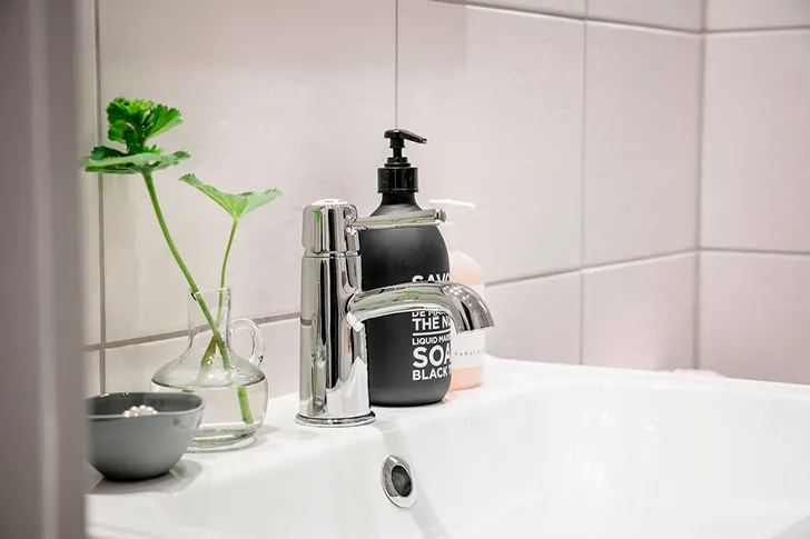 Світлий сучасний інтер'єр із рожевими акцентами - Gallery image 27