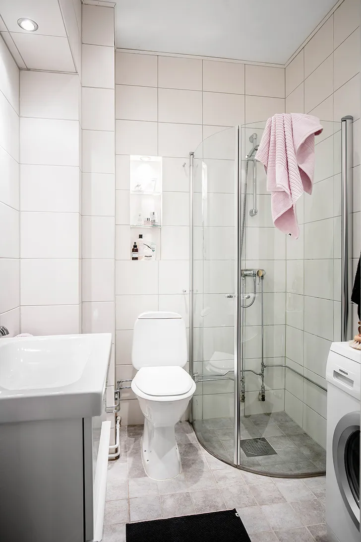 Світлий сучасний інтер'єр із рожевими акцентами - Gallery image 25