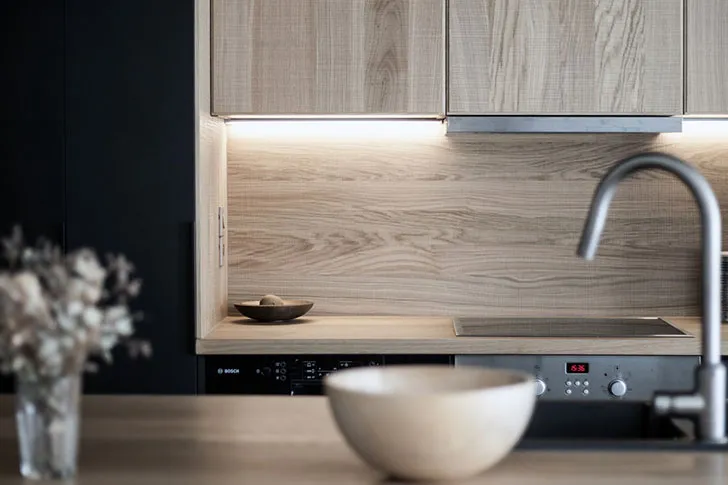 Чорна кухня «зробила» інтер'єр квартири в Парижі - Gallery image 9