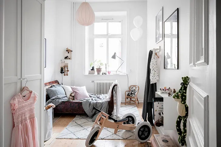 Світлий сучасний інтер'єр із рожевими акцентами - Gallery image 21