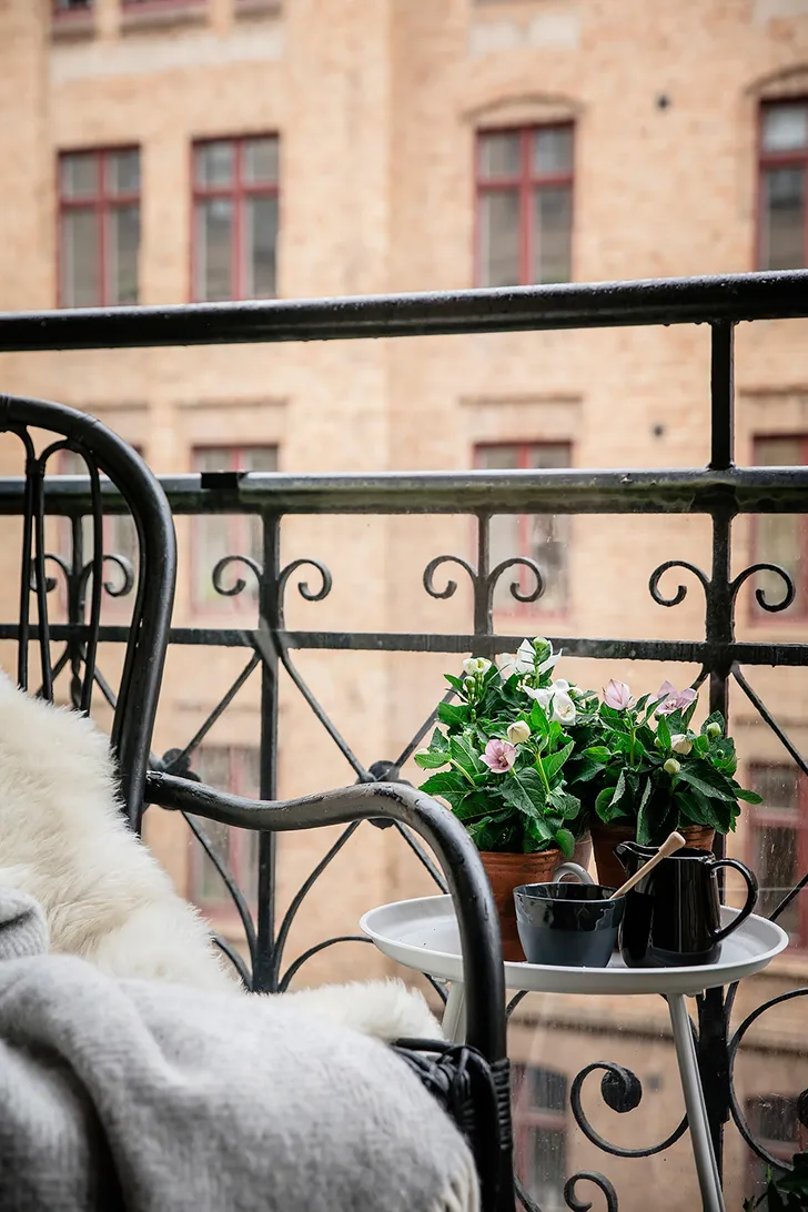 Світлий сучасний інтер'єр із рожевими акцентами - Gallery image 2