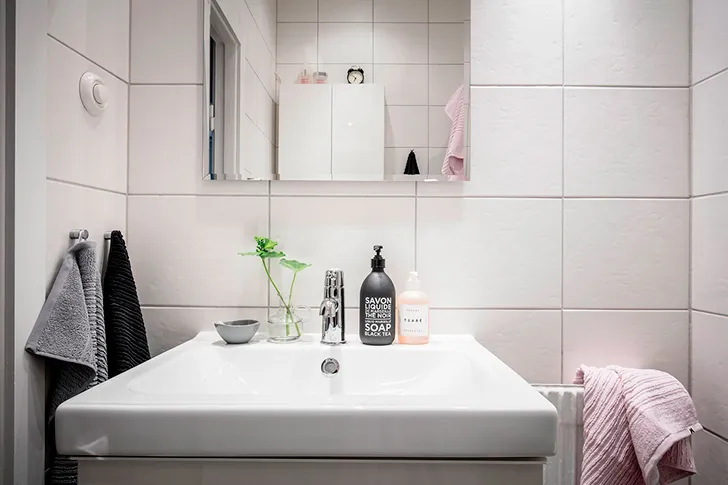 Світлий сучасний інтер'єр із рожевими акцентами - Gallery image 26