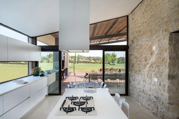 Сучасний інтер’єр у стародавньому будинку в Іспанії - Gallery image 6