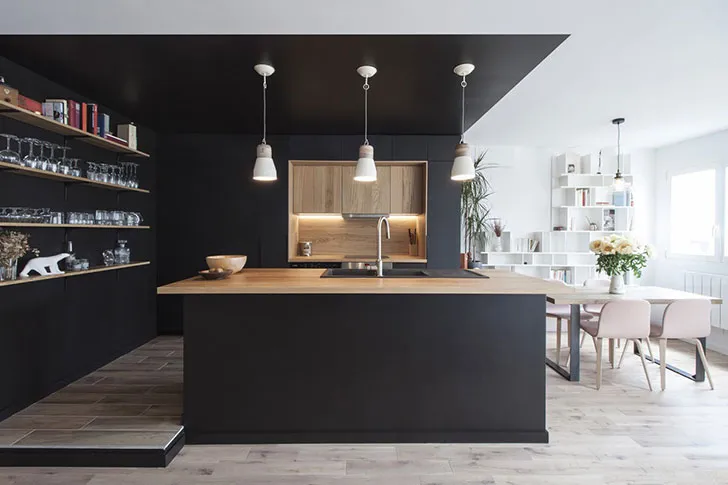 Чорна кухня «зробила» інтер'єр квартири в Парижі - Gallery image 2