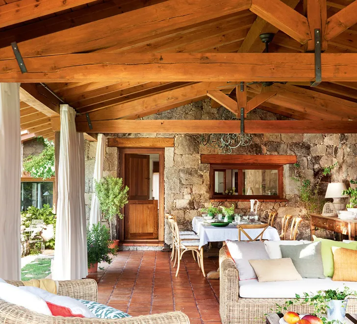 Утільний сільський будинок з каменю та дерева на місці старого сараю - Gallery image 1