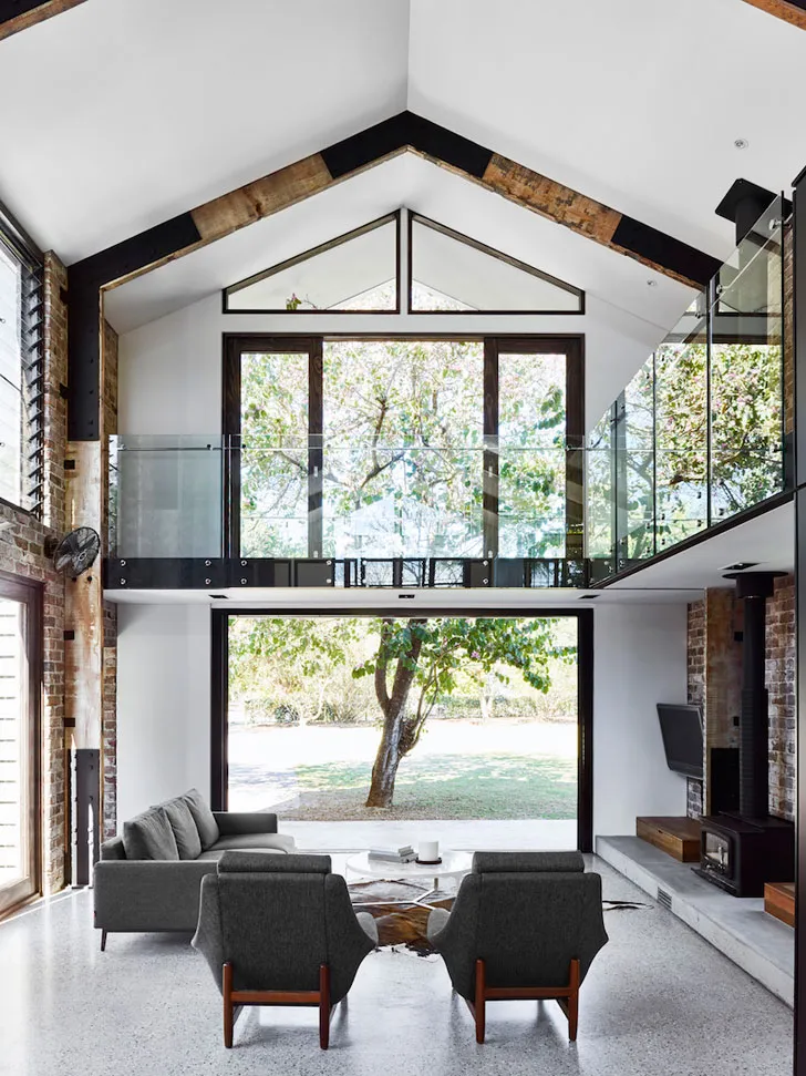 Невеликий дім із величезними вікнами в Австралії - Gallery image 3