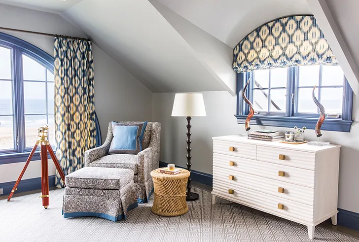 Біло-блакитний інтер’єр у будинку на березі океану - Gallery image 8