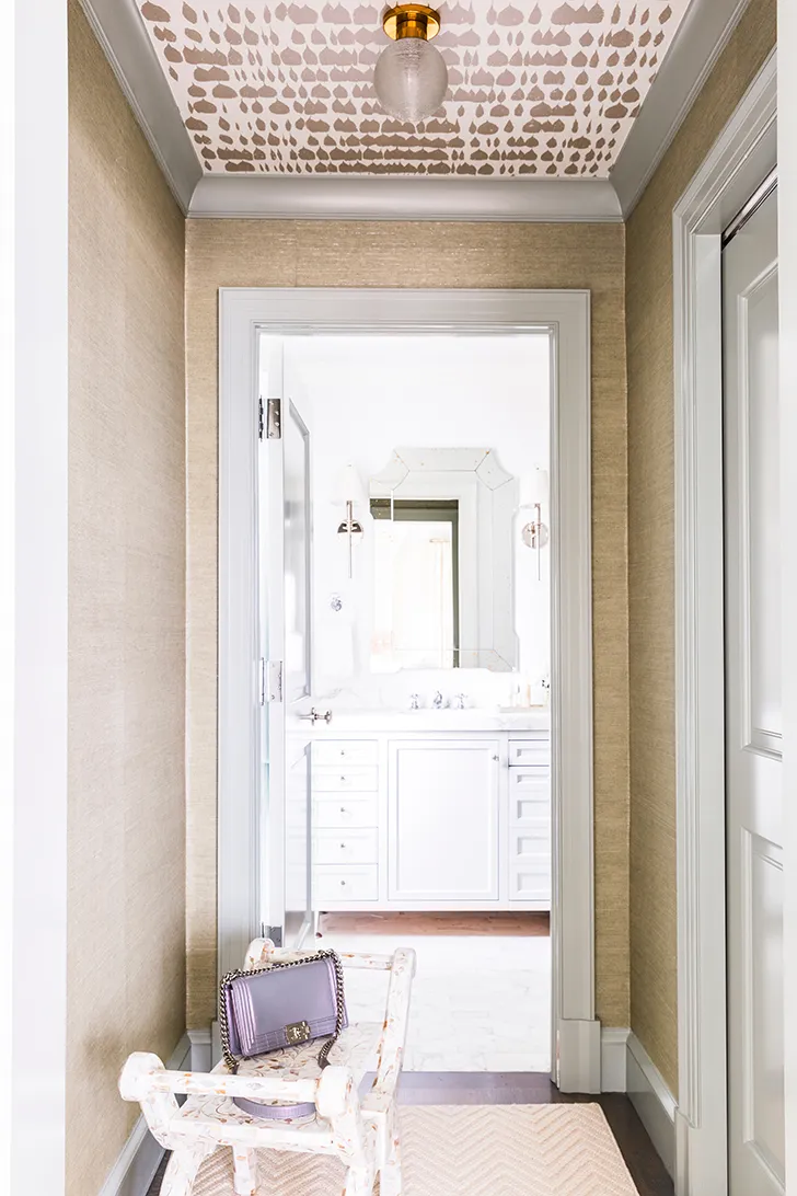 Біло-блакитний інтер’єр у будинку на березі океану - Gallery image 17