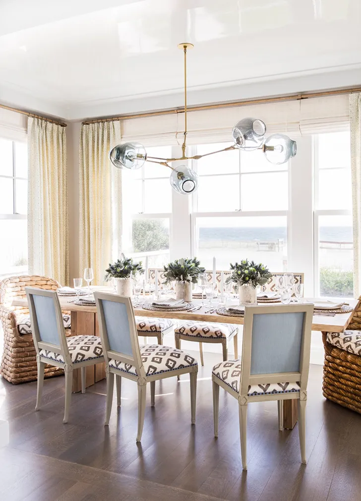 Біло-блакитний інтер’єр у будинку на березі океану - Gallery image 2