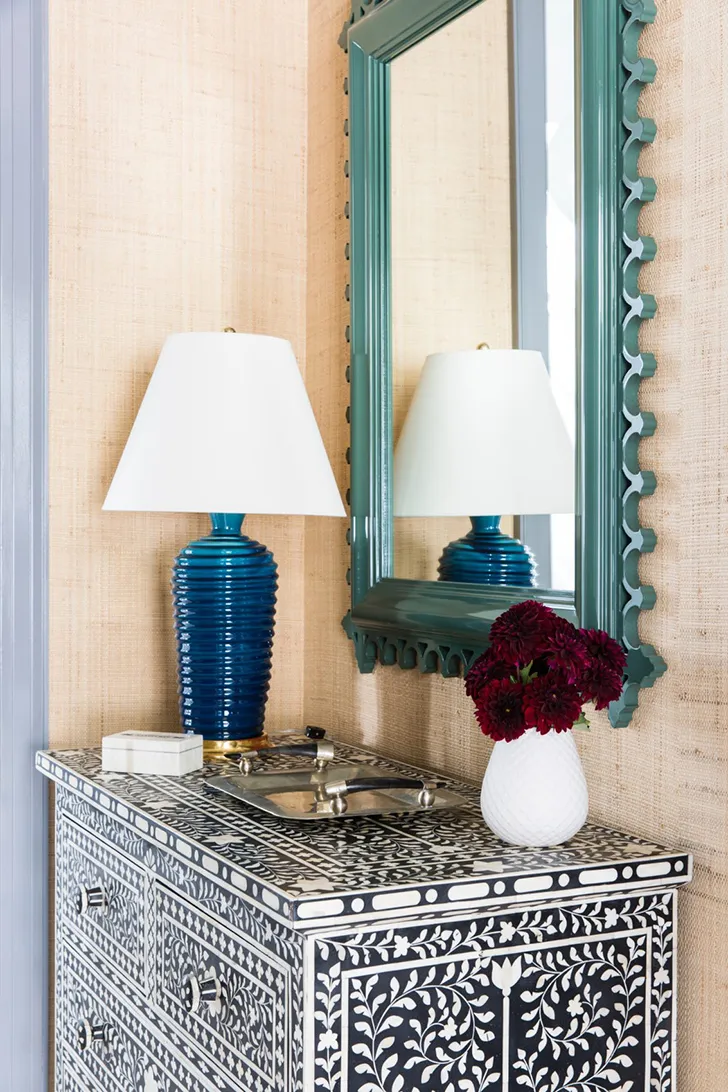 Біло-блакитний інтер’єр у будинку на березі океану - Gallery image 11