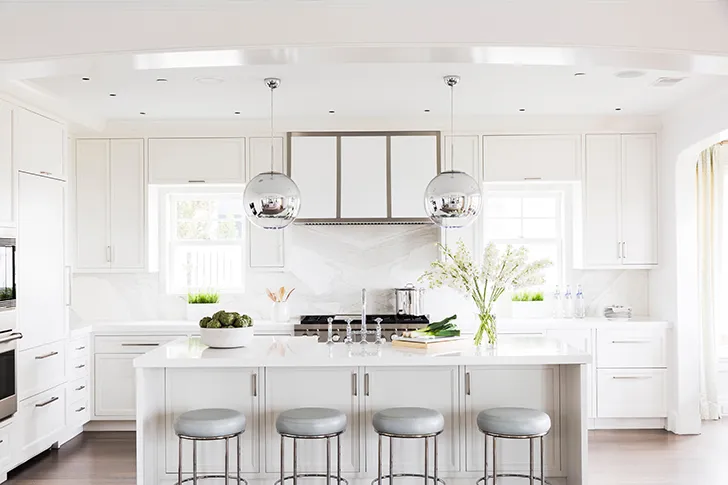 Біло-блакитний інтер’єр у будинку на березі океану - Gallery image 3