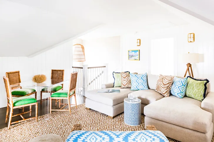Біло-блакитний інтер’єр у будинку на березі океану - Gallery image 19