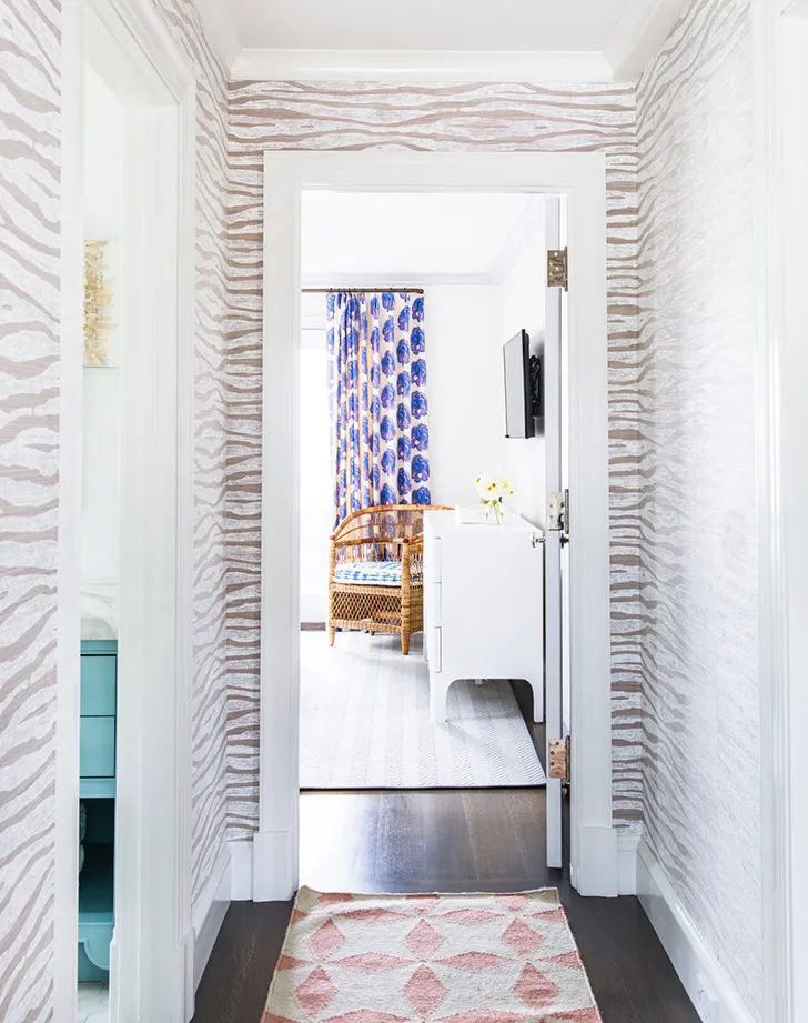 Біло-блакитний інтер’єр у будинку на березі океану - Gallery image 15