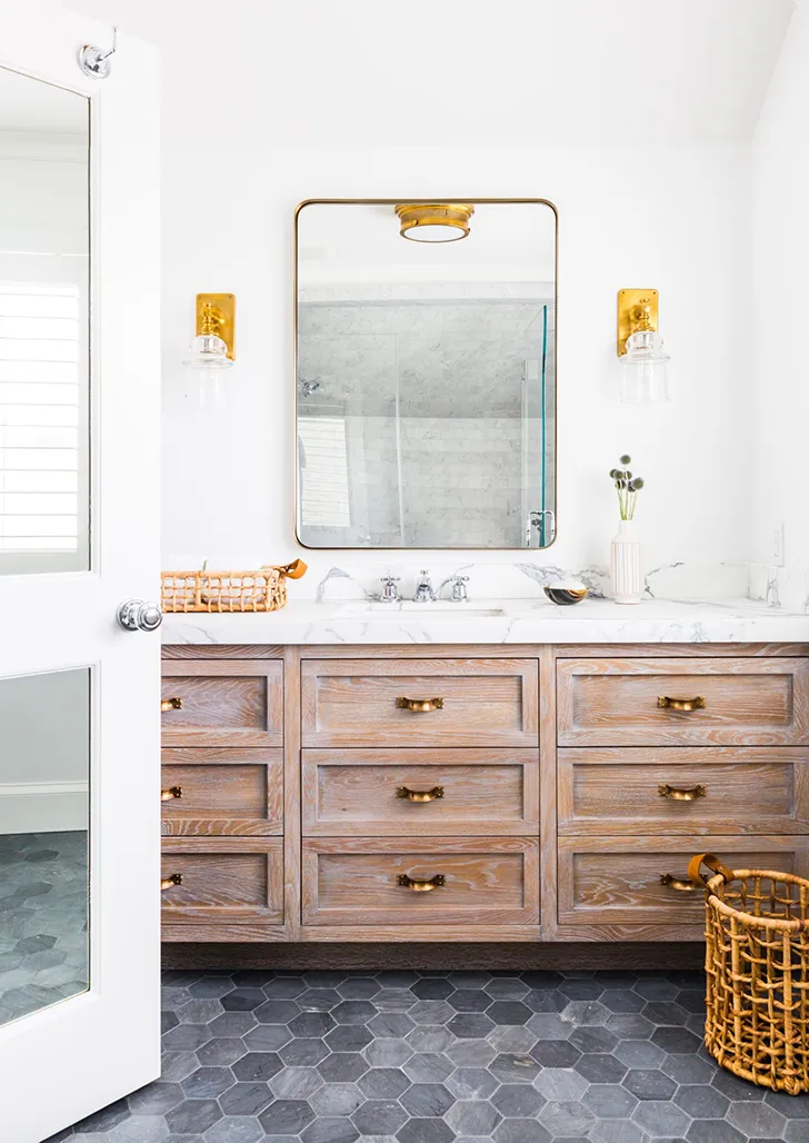 Біло-блакитний інтер’єр у будинку на березі океану - Gallery image 18