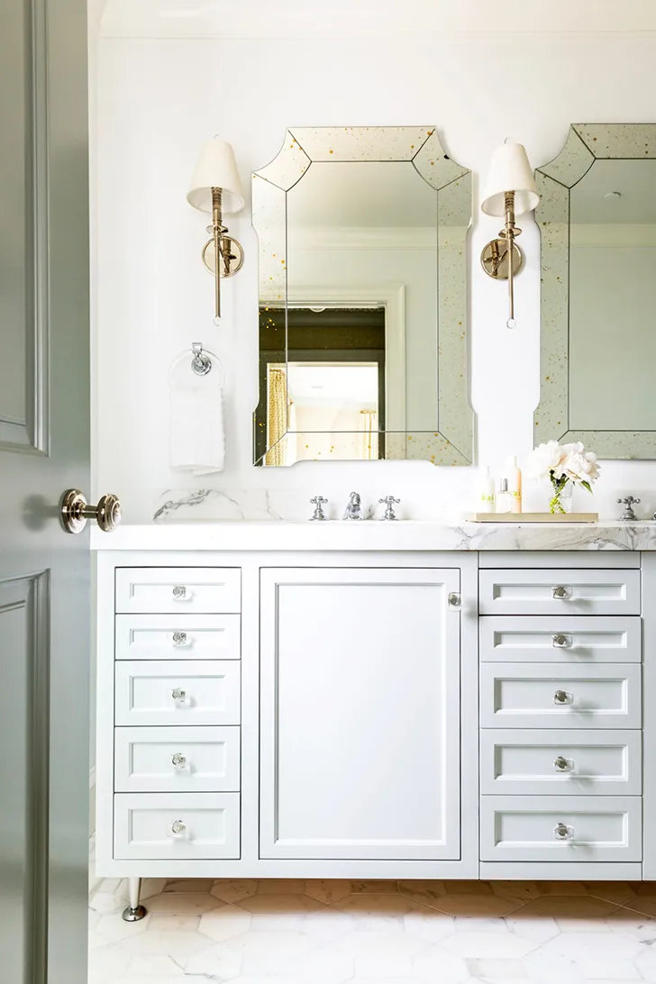 Біло-блакитний інтер’єр у будинку на березі океану - Gallery image 5