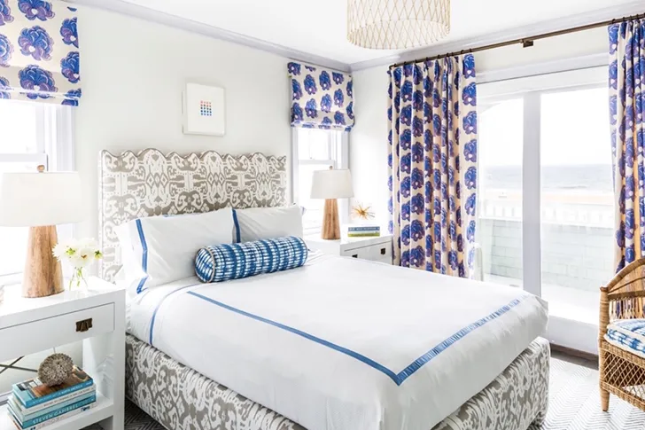 Біло-блакитний інтер’єр у будинку на березі океану - Gallery image 14