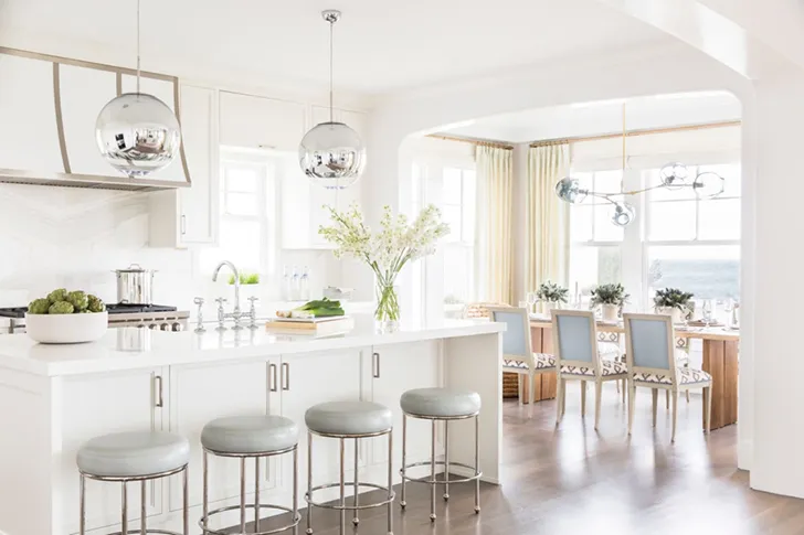 Біло-блакитний інтер’єр у будинку на березі океану - Gallery image 1