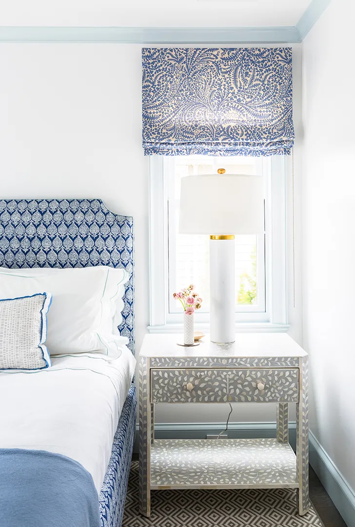 Біло-блакитний інтер’єр у будинку на березі океану - Gallery image 13