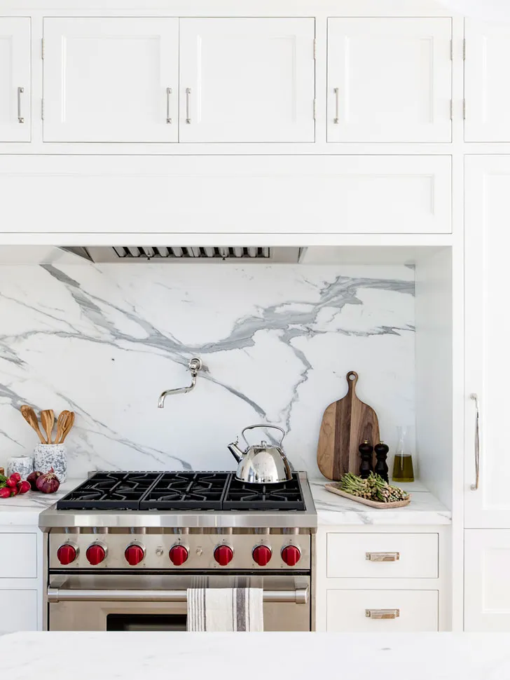 Чисті лінії та повітряне простір: легкий інтер’єр дому для сім’ї в Каліфорнії - Gallery image 8