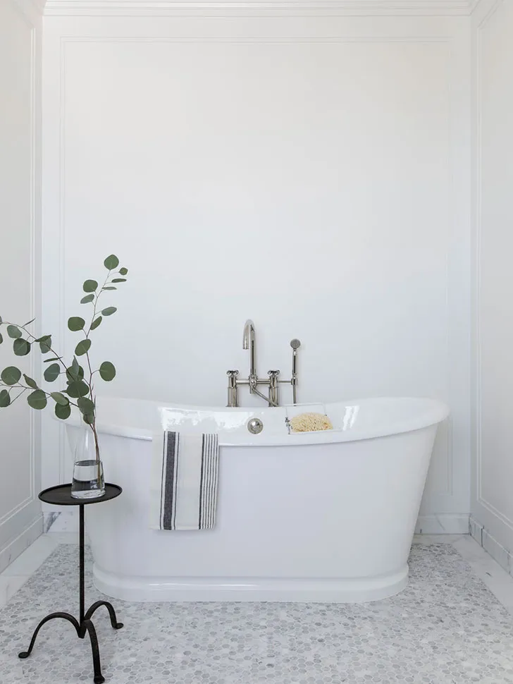 Чисті лінії та повітряне простір: легкий інтер’єр дому для сім’ї в Каліфорнії - Gallery image 15