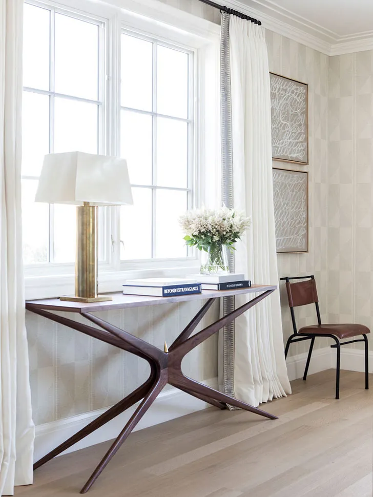 Чисті лінії та повітряне простір: легкий інтер’єр дому для сім’ї в Каліфорнії - Gallery image 5