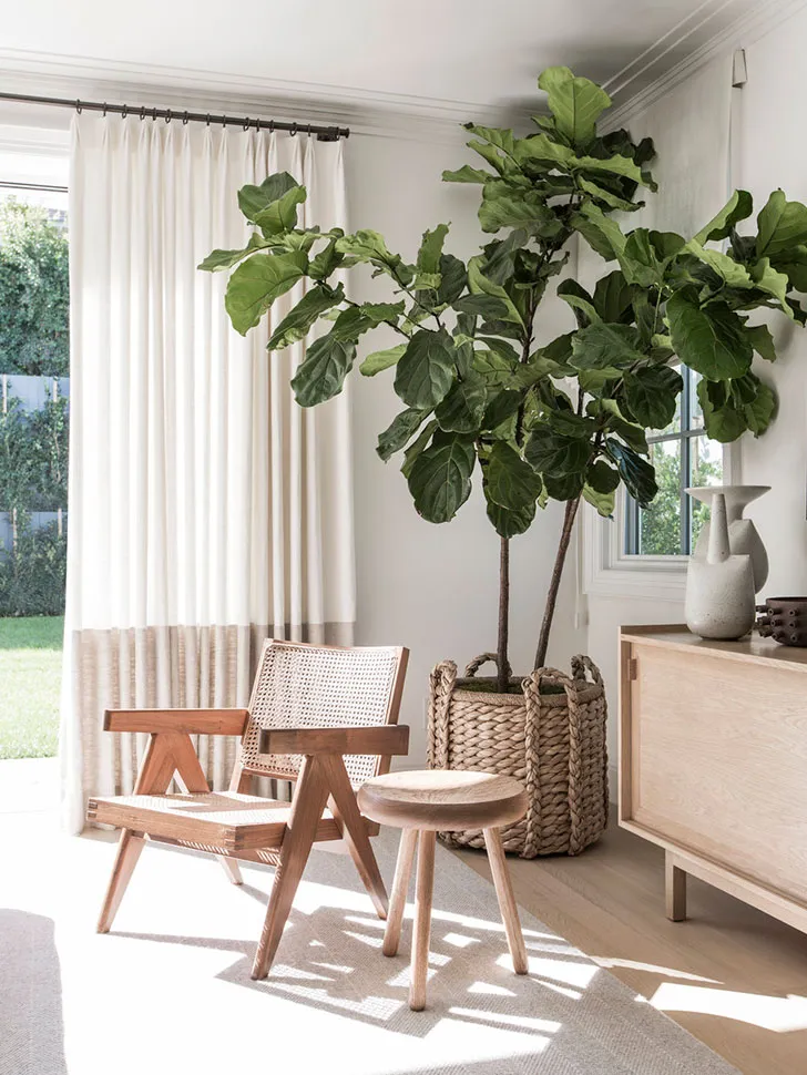 Чисті лінії та повітряне простір: легкий інтер’єр дому для сім’ї в Каліфорнії - Gallery image 11