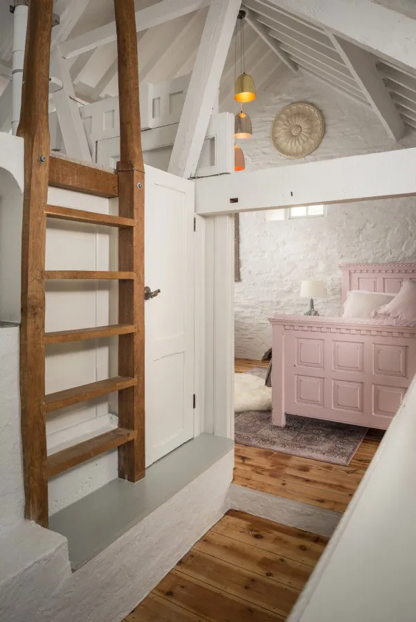 Неймовітний дім на місці старої часовні біля моря в Англії - Gallery image 9