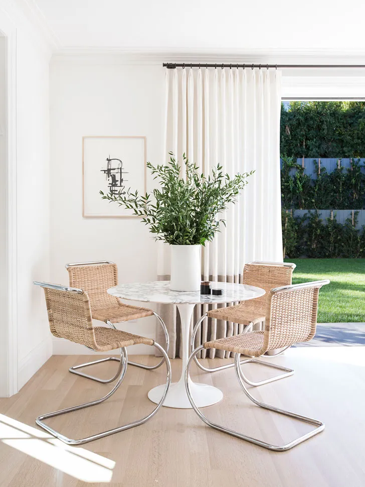 Чисті лінії та повітряне простір: легкий інтер’єр дому для сім’ї в Каліфорнії - Gallery image 12