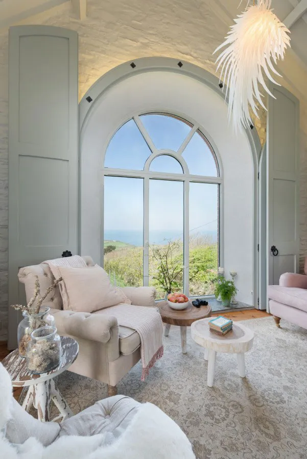 Неймовітний дім на місці старої часовні біля моря в Англії - Gallery image 2