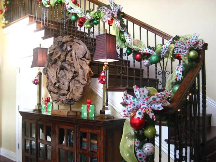 圣诞楼梯，扶手用红色丝带包裹